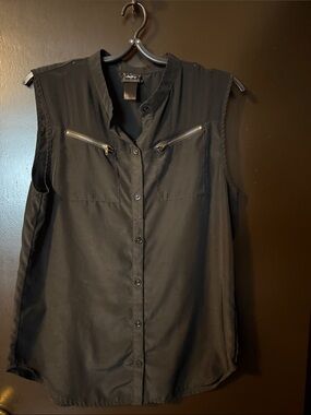 Daytrip Black Sleeveless Button-Up Blouse with Zip Pockets